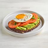 Tostada con aguacate, tomate y huevo