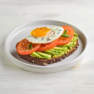 Tostada con aguacate, tomate y huevo