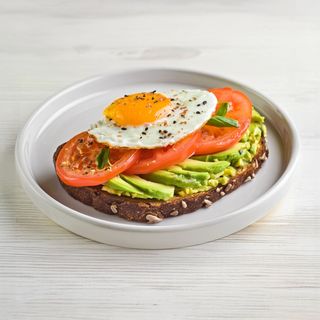 Tostada con aguacate, tomate y huevo