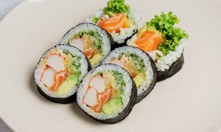 Futomaki łosoś surimi -6 szt-