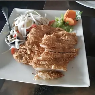 M26. Pollo Empanado Con Almendras Y Verdura