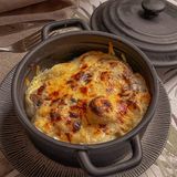 Запеченные пельмени с грибным соусом под сыром 350г