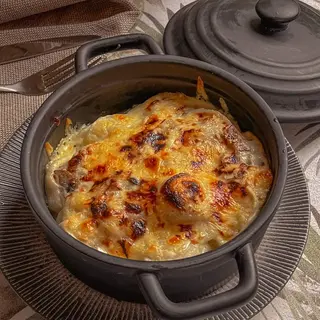 Запеченные пельмени с грибным соусом под сыром 350г