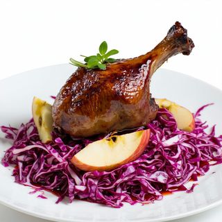 Pulpă de rață confiată pe pat de varză roșie cu măr