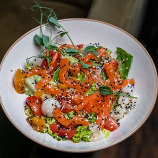 Салат Райчі то момо з лососем