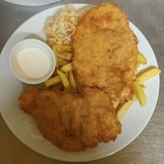 Filet chrupiący z frytki i surówka z sos czosnkowy