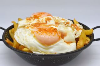 Huevos De Campo Con Papas Y Ajos Fritos