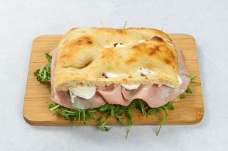 Focaccia Crudo Mortadela & Pistacja