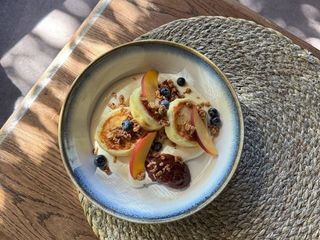 Сирники з домашнім варенням та сметаною (250г)