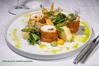 Piept de pui în crustă de parmezan