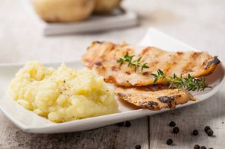 Puré de patatas con filete de pollo