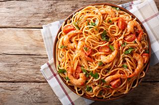 Spaghetti cu fructe de mare în sos de vin alb