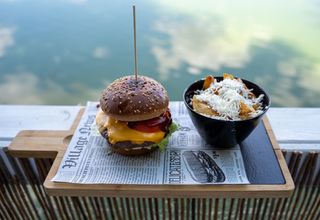 Burger Gradina Bfuftea cu cartofi prajiti