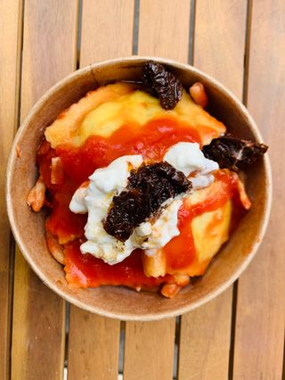 Ravioli di ricotta&spinaci con pomodori secchi stracciatella bufala