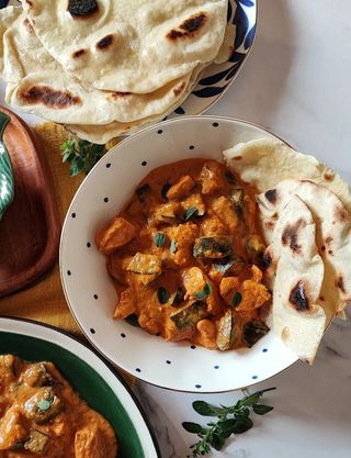 Pollo al curry con pane arabo