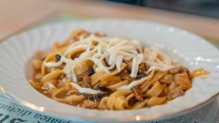 Телиатели с пиле месо, гъби, кашкавал, соев сос