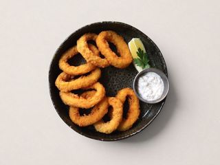 Krążki atlantyckiego kalmara z sosem tar-tar (140g)