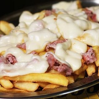 Porzione di patatine e salsiccia 