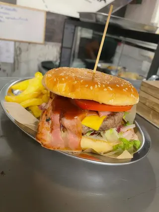 TERNERA BURGUER + PATATAS + REFRESCO O CERVEZA
