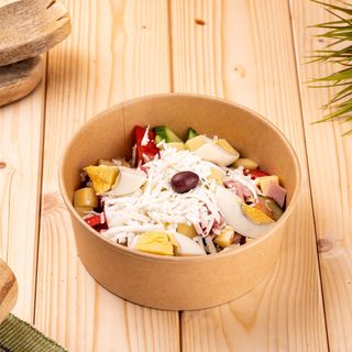 Овчарска салата с шунка, яйце, сирене и маслини (300г)