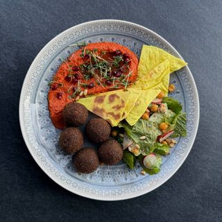 Сирний фалафель з мухамарою