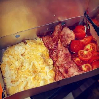 Бъркани яйца с бекон и чери доматки (300г)