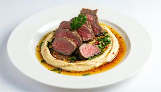 Berbecut flanbat cu humus libanez