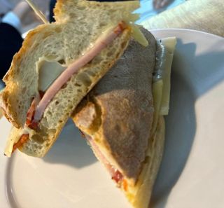 Bocadillo de bacón y queso