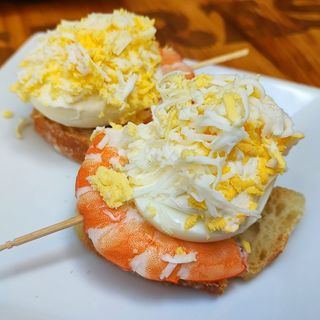Tapa De Brocheta De Langostino Y Huevo De Codorniz Con Mayonesa