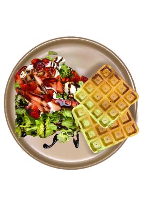 ისპანახის ვაფლი მარწყვის და ავოკადოს სალათით