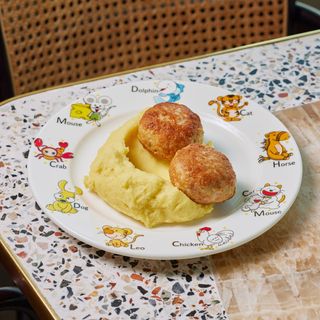 ქათმის კოტლეტი პიურესთან