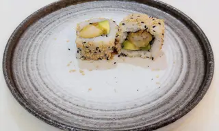 California de gamba con aguacate y sésamo (8 pzs.)
