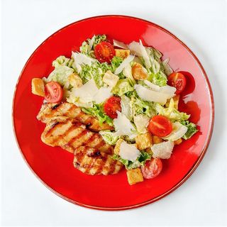 Салат «Цезарь» с куриным филе/ Salata Caesar cu file de pui