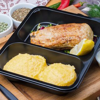 Crap cu mămăligă și mujdei