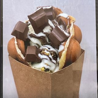 Bubble waffle Kinder maxi con Gelato