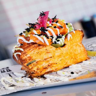 Brioche de tartar de salmón