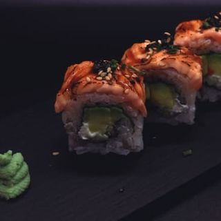 Uramaki salmón aburi.
