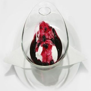 Цедено мляко със сладко от боровинки