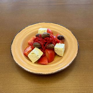 Салата с розови домати, печен пипер и мариновано краве сирене