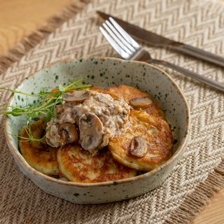 Деруни з грибним соусом