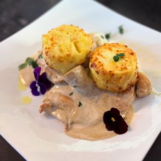 Scaloppina ai funghi cu tarte de cartofi