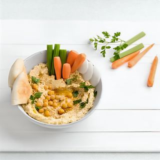 Здравословни зеленчуци с хумус и пресни билки (270гр)