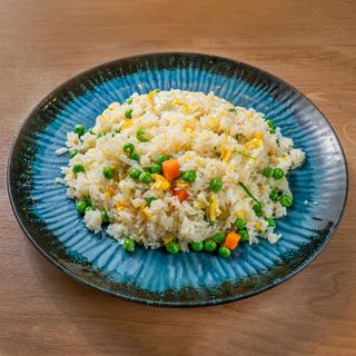 Riso saltato con uova e verdure miste