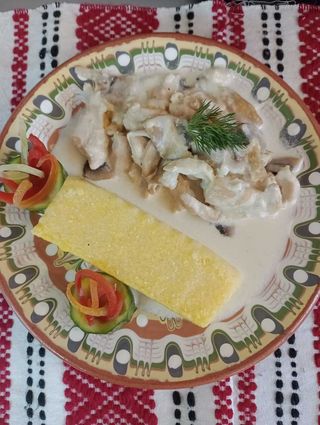 Pui cu ciuperci şi smântână cu mămăliguţă