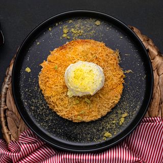 Кюнефе с топка сладолед (150г)