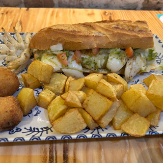 Menú bocadillo sepia +salsa mery +pico de gallo +patatas +croquetas +bebida