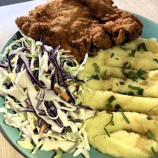 Șnițel de porc cu garnitura de cartofi piure și salata