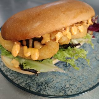 - BOLLY K.O DE CALAMARES FRITOS , MAHONESA DE KIMCHIE  Y LECHUGA 
