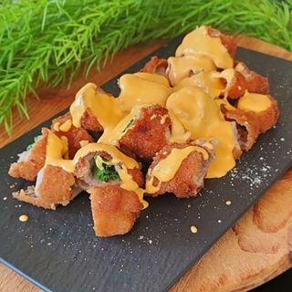 Mangia e bevi fritti con fonduta di cheddar 