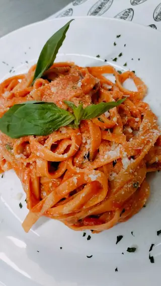 Fettuccine all'uovo pomodoro e basilico